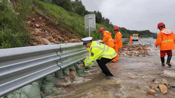 婴儿出生3天被困洪水！营救中竟然全程安睡