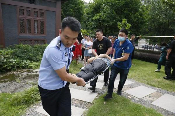 历时40分钟，重庆永川警民合力救起落水老人！