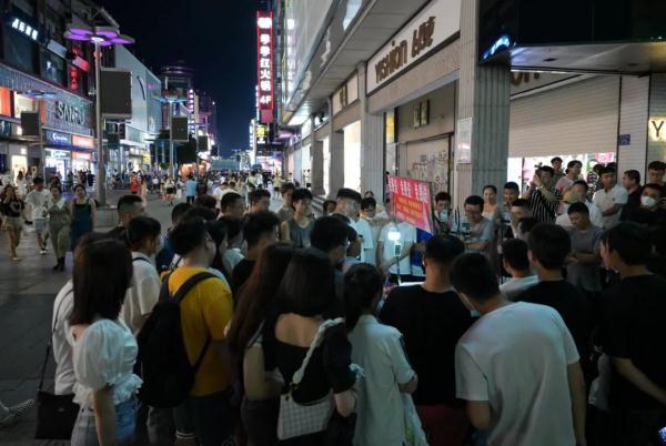 “赢了送西瓜!”长沙一水果摊主靠猜拳卖瓜走红,遭观众质疑:肯定专门练过! “赢了送西瓜!”长沙一水果摊主靠猜拳卖瓜走红,遭观众质疑:肯定专门练过!