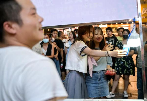 “赢了送西瓜!”长沙一水果摊主靠猜拳卖瓜走红,遭观众质疑:肯定专门练过! “赢了送西瓜!”长沙一水果摊主靠猜拳卖瓜走红,遭观众质疑:肯定专门练过!