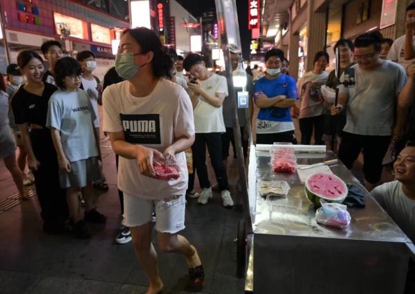 “赢了送西瓜!”长沙一水果摊主靠猜拳卖瓜走红,遭观众质疑:肯定专门练过! “赢了送西瓜!”长沙一水果摊主靠猜拳卖瓜走红,遭观众质疑:肯定专门练过!