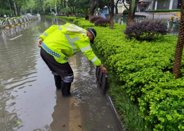 婴儿出生3天被困洪水！营救中竟然全程安睡