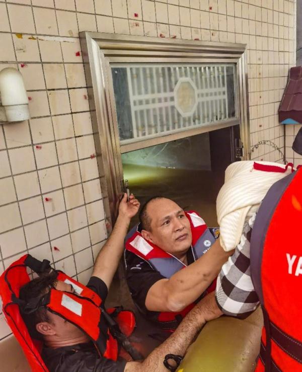 婴儿出生3天被困洪水！营救中竟然全程安睡