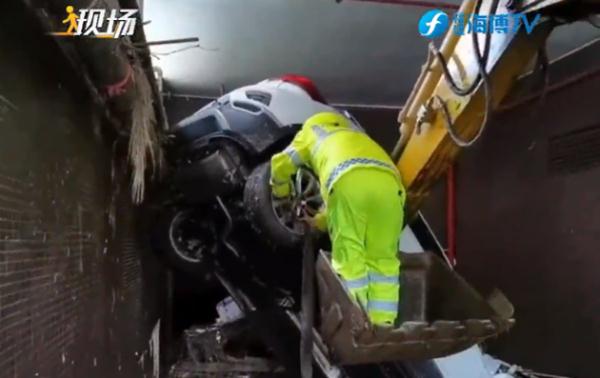 婴儿出生3天被困洪水！营救中竟然全程安睡