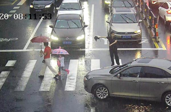 婴儿出生3天被困洪水！营救中竟然全程安睡