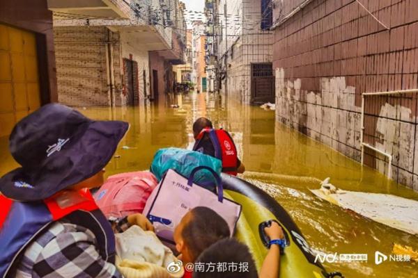 婴儿出生3天被困洪水！营救中竟然全程安睡