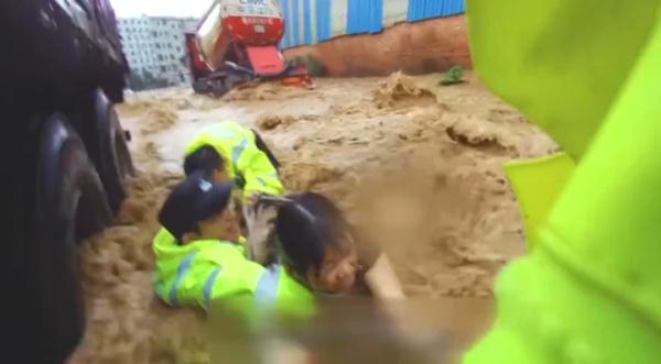 婴儿出生3天被困洪水！营救中竟然全程安睡