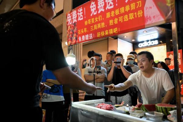 “赢了送西瓜!”长沙一水果摊主靠猜拳卖瓜走红,遭观众质疑:肯定专门练过! “赢了送西瓜!”长沙一水果摊主靠猜拳卖瓜走红,遭观众质疑:肯定专门练过!