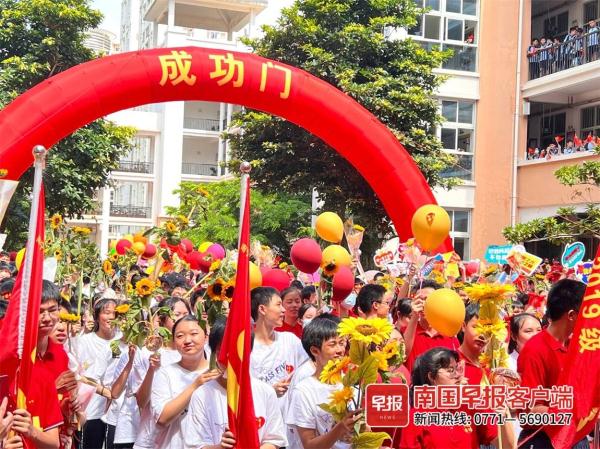 苹果、棒棒糖…南宁多所学校为中考考生花式送祝福