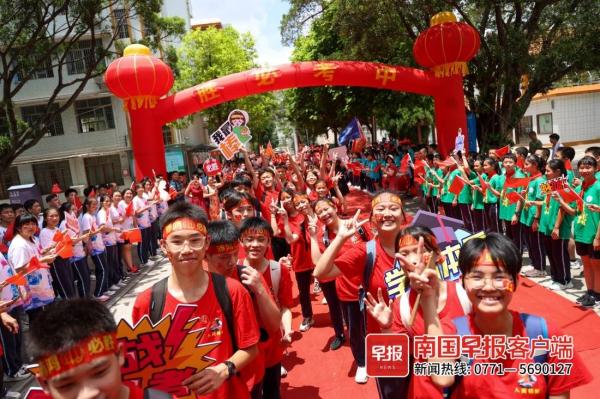 苹果、棒棒糖…南宁多所学校为中考考生花式送祝福
