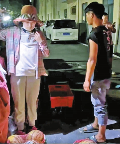 深夜街头卖西瓜 这姐弟俩不容易