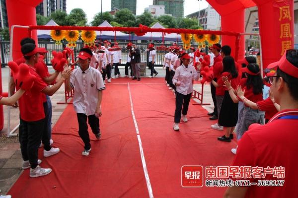 苹果、棒棒糖…南宁多所学校为中考考生花式送祝福