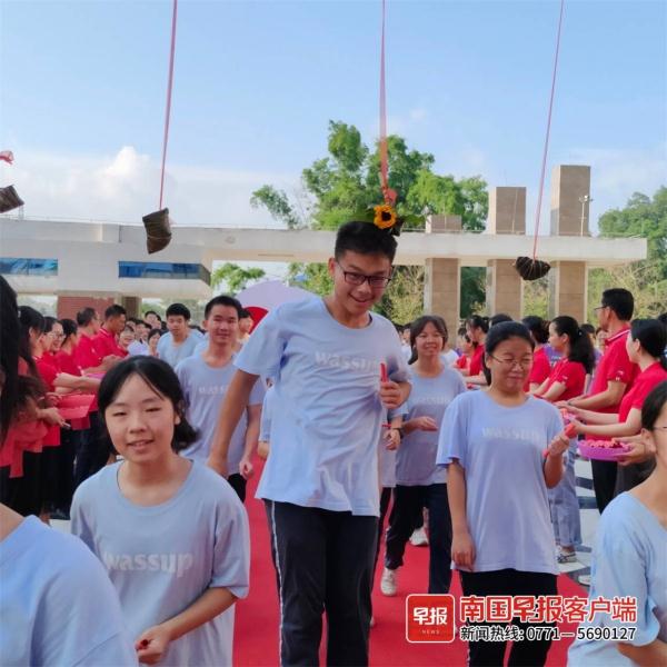 苹果、棒棒糖…南宁多所学校为中考考生花式送祝福