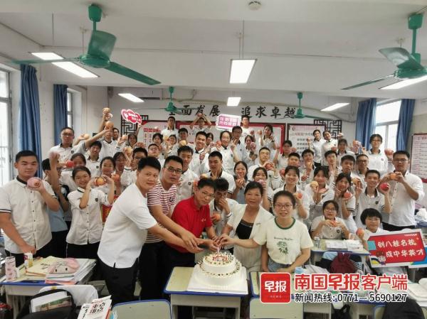 苹果、棒棒糖…南宁多所学校为中考考生花式送祝福