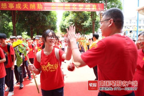苹果、棒棒糖…南宁多所学校为中考考生花式送祝福