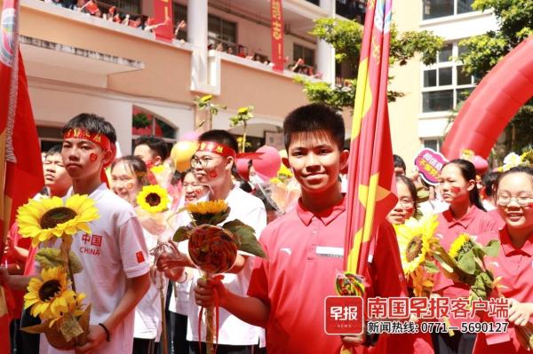 苹果、棒棒糖…南宁多所学校为中考考生花式送祝福