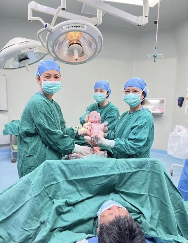 50岁超高龄孕妈生下第一胎 网友：母亲是伟大的代名词