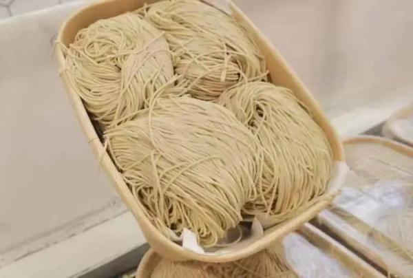 交大毕业80后在菜场卖“高奢”面条！10多元一斤还要靠抢？
