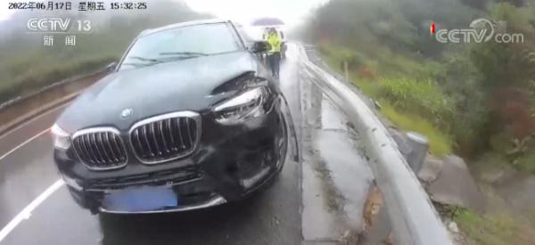 交警提醒：雨天行车 路遇弯道要减速