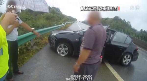 交警提醒：雨天行车 路遇弯道要减速