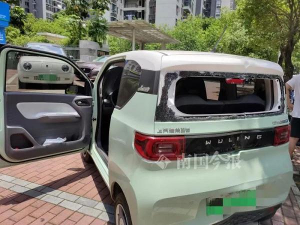突发！柳州一小车溜下台阶连撞路灯和电驴，车内竟没有司机！