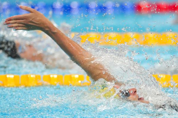 游泳世锦赛：澳大利亚选手获女子200米仰泳冠军