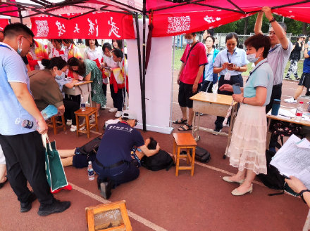 招生现场家长晕倒 华中大教授及时救助 招生现场家长晕倒 华中大教授及时救助