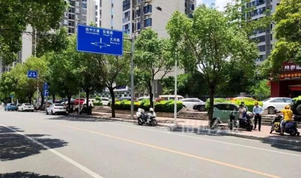 突发！柳州一小车溜下台阶连撞路灯和电驴，车内竟没有司机！
