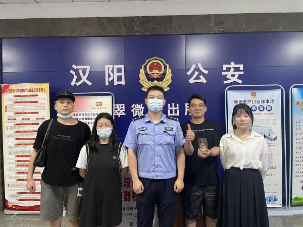 手机遗落网约车内司机否认捡到，民警妙招锁定真相