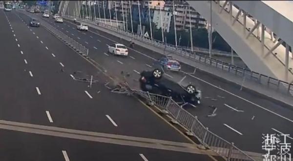 车里突现蜈蚣!女子吓得失控撞护栏造成五车损坏 车里突现蜈蚣!女子吓得失控撞护栏造成五车损坏