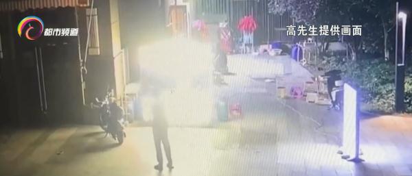 危险！恶心！一盆“脏”水从天而降，把人从头泼到脚......他会如何维权呢？