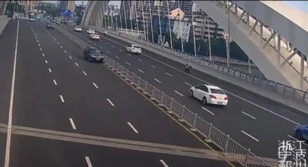 车里突现蜈蚣!女子吓得失控撞护栏造成五车损坏 车里突现蜈蚣!女子吓得失控撞护栏造成五车损坏