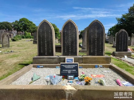 远在英国纽卡斯尔的北洋水师水兵墓地前,摆上了福建舰下水的照片 远在英国纽卡斯尔的北洋水师水兵墓地前,摆上了福建舰下水的照片