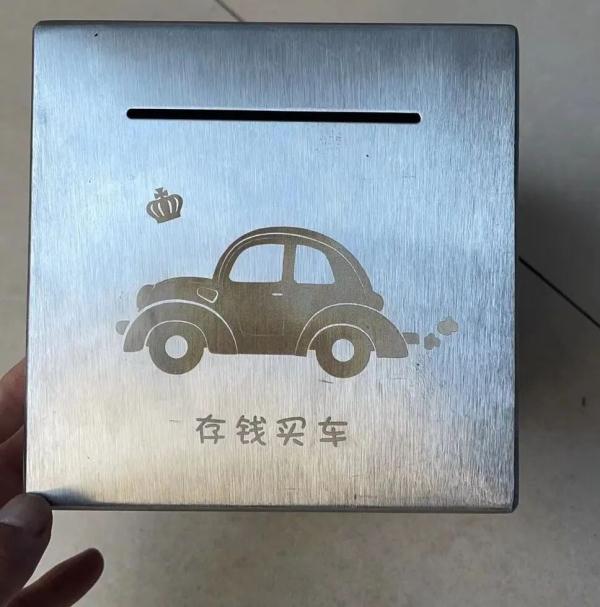 杭州小伙着急买车，竟冲进消防站！不久拎了一袋钱就往外跑！网友惊了：怎么做到的…