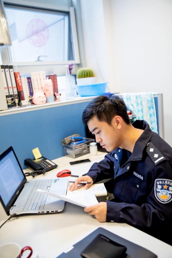 “情话多说一点,理财就多投一点”,这位上海警察蜀黍“腻”到你了吗? “情话多说一点,理财就多投一点”,这位上海警察蜀黍“腻”到你了吗?