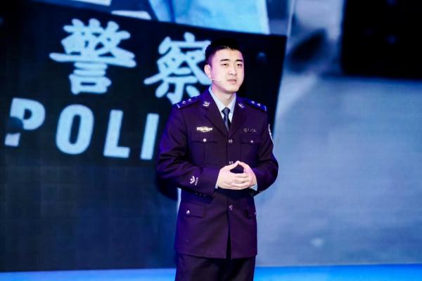 “情话多说一点,理财就多投一点”,这位上海警察蜀黍“腻”到你了吗? “情话多说一点,理财就多投一点”,这位上海警察蜀黍“腻”到你了吗?