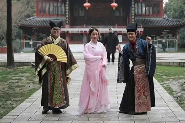 “情话多说一点,理财就多投一点”,这位上海警察蜀黍“腻”到你了吗? “情话多说一点,理财就多投一点”,这位上海警察蜀黍“腻”到你了吗?