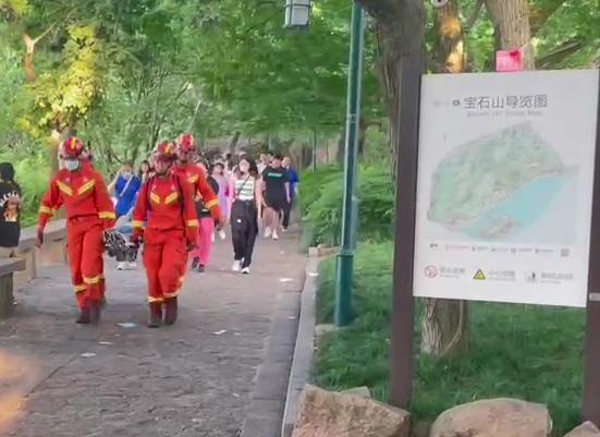 揪心，今早一姑娘在杭州宝石山看日出，失足跌下山崖，意识模糊……