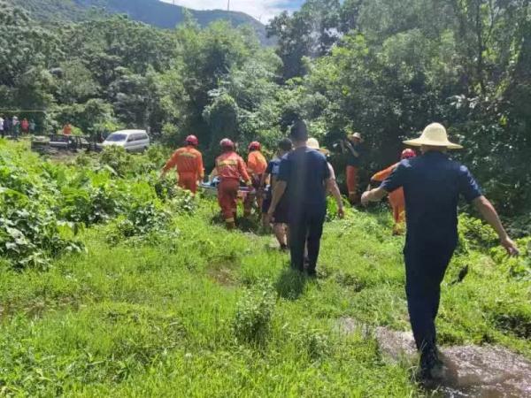 吓人！女子玩滑翔伞，挂在高压线上被困十多个小时