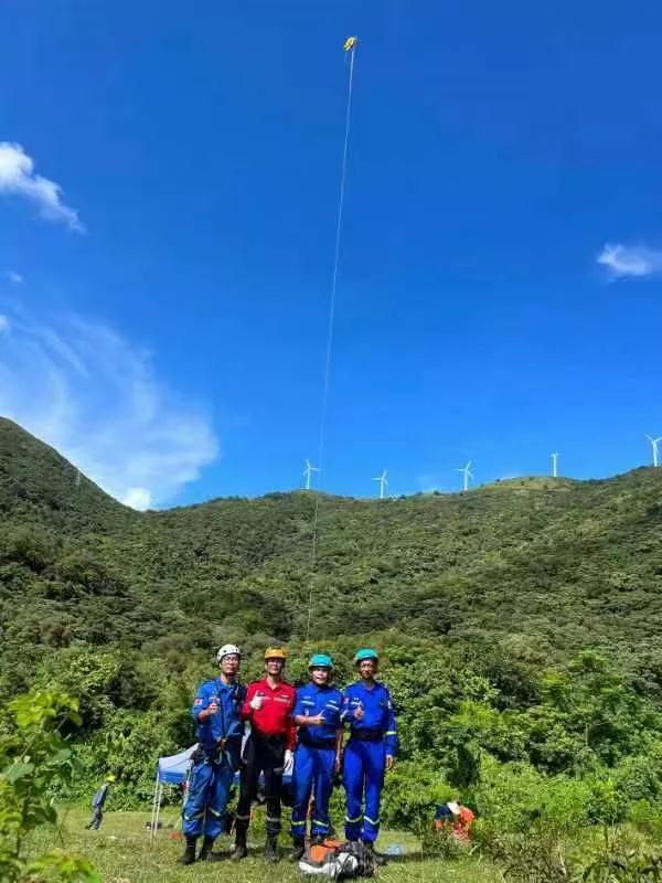 吓人！女子玩滑翔伞，挂在高压线上被困十多个小时