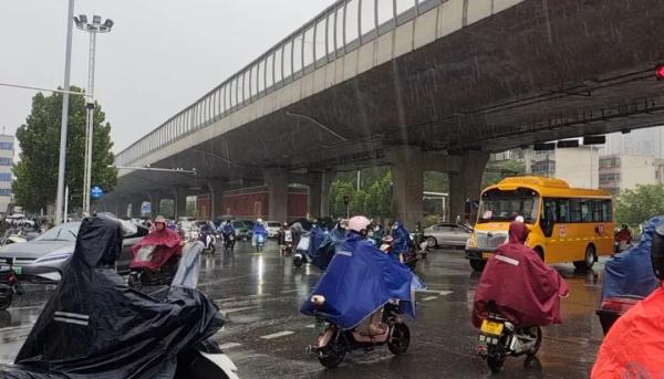 连续高温被“浇灭”，郑州喜提30℃