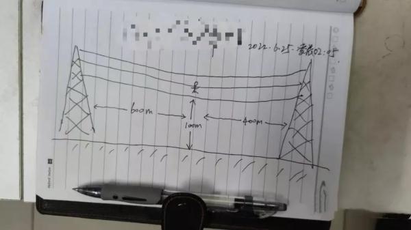 吓人！女子玩滑翔伞，挂在高压线上被困十多个小时