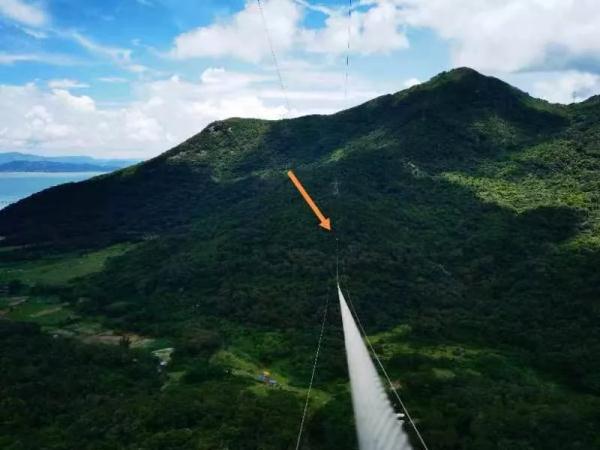 吓人！女子玩滑翔伞，挂在高压线上被困十多个小时