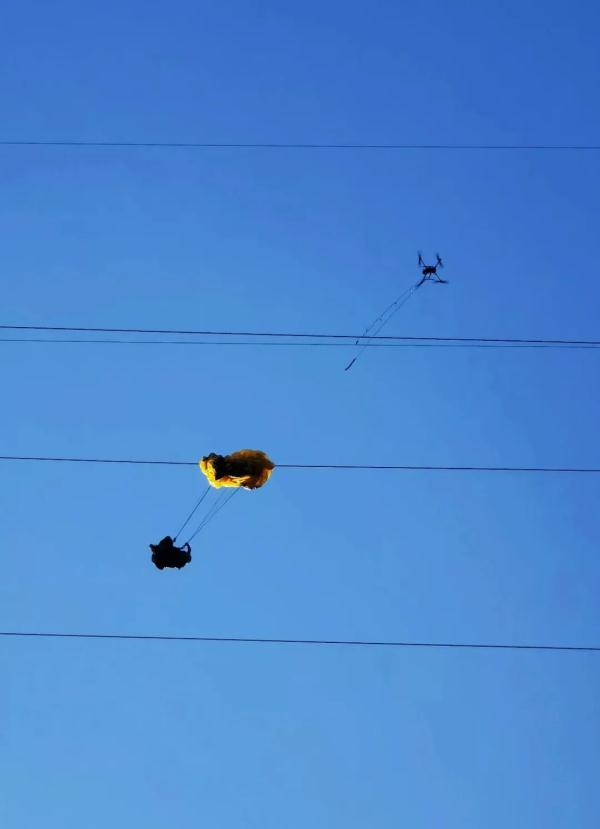 吓人！女子玩滑翔伞，挂在高压线上被困十多个小时