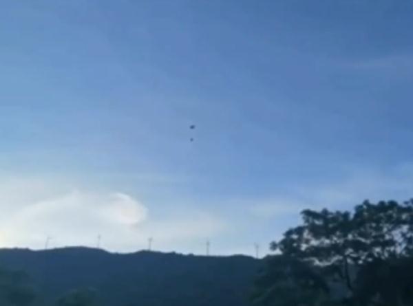 吓人！女子玩滑翔伞，挂在高压线上被困十多个小时