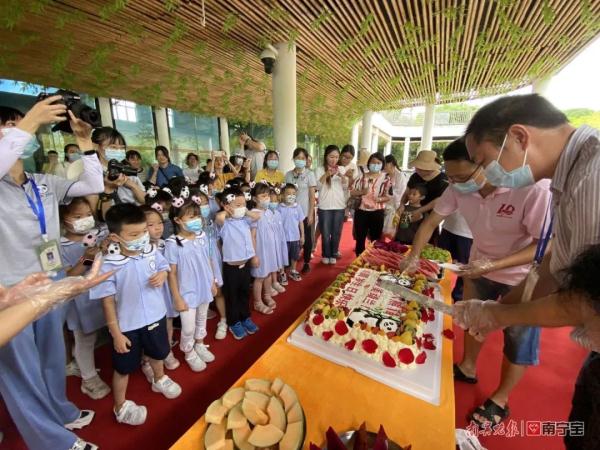 萌翻全场!南宁市动物园的双胞胎“寿星”绩美绩兰六岁啦 萌翻全场!南宁市动物园的双胞胎“寿星”绩美绩兰六岁啦