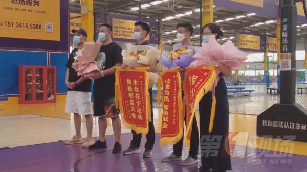 男子打球突然倒地不醒，关键时刻，球友用AED救回一命