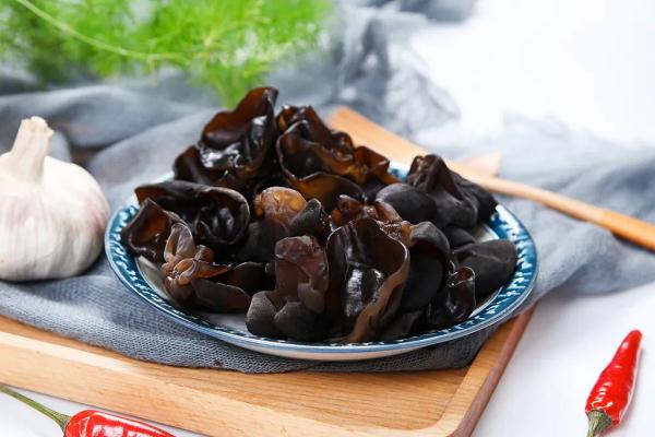 为什么很少有人用黑木耳炖甜品？黑木耳最适合做什么？