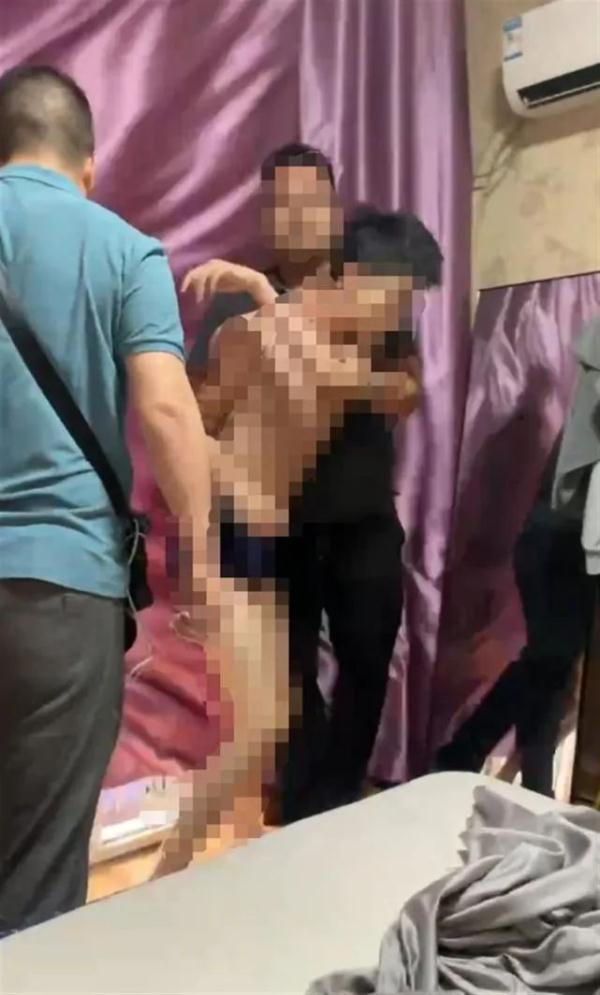 催房租,情侣出租房内遭中介掀被子!中介称对方违约在先 催房租,情侣出租房内遭中介掀被子!中介称对方违约在先