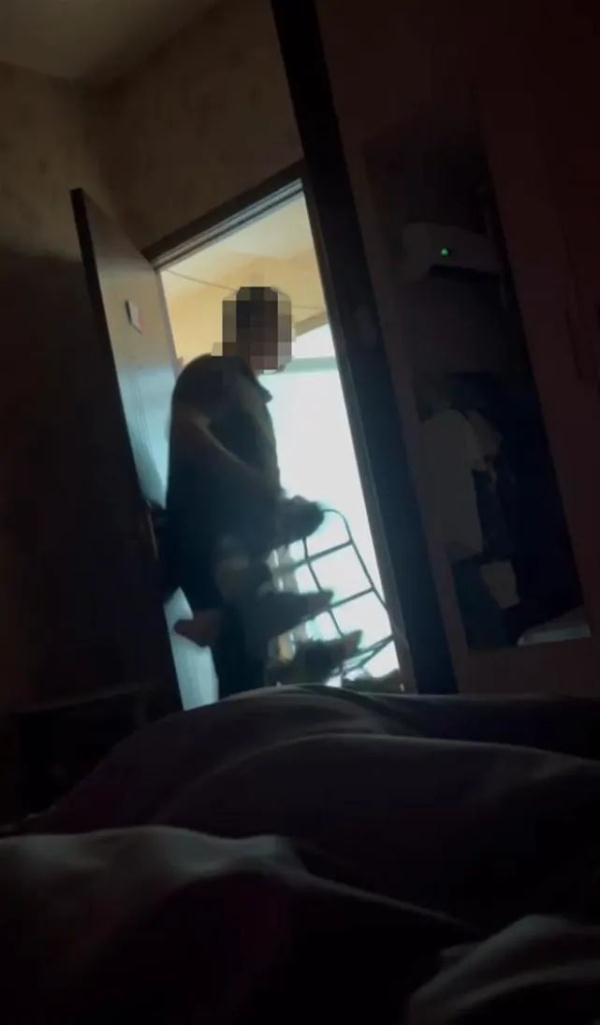 催房租,情侣出租房内遭中介掀被子!中介称对方违约在先 催房租,情侣出租房内遭中介掀被子!中介称对方违约在先